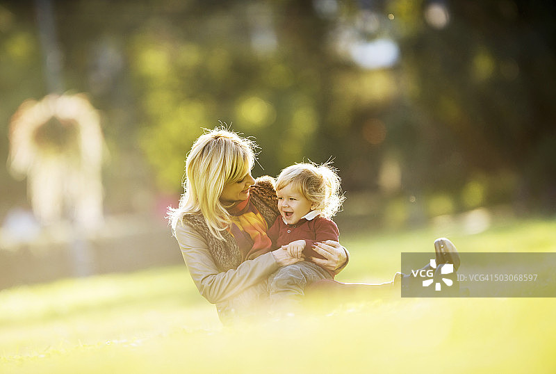 家庭温馨瞬间图片素材