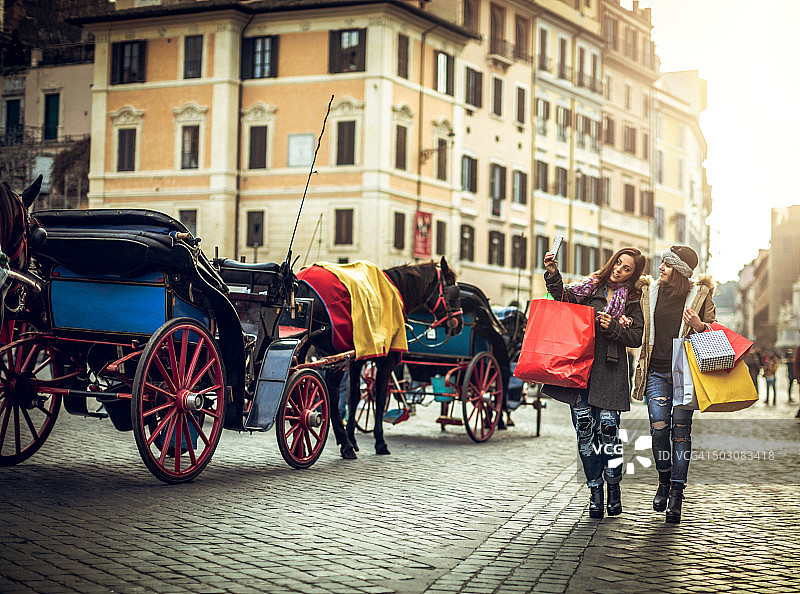 在罗马逛街时自拍的女人图片素材