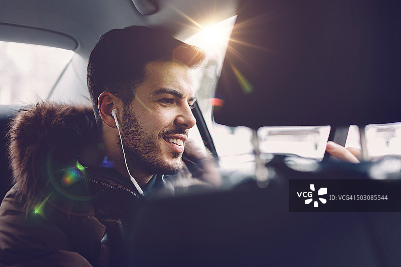 微笑的男人乘车旅行图片素材