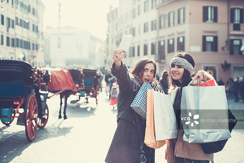 在罗马逛街时自拍的女人图片素材