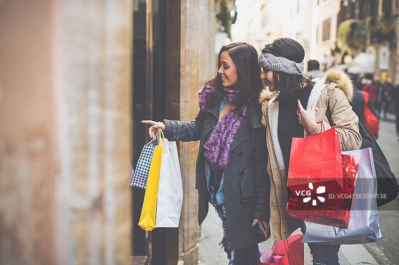 在意大利罗马，女士在促销期间购物图片素材
