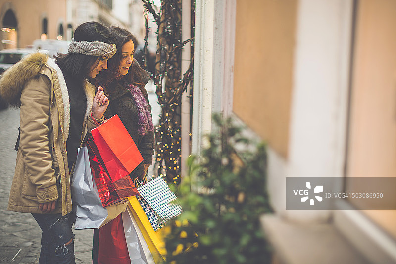 在意大利罗马，女士在促销期间购物图片素材