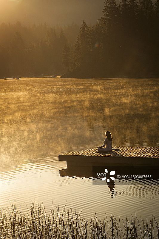 在湖边冥想的女人图片素材
