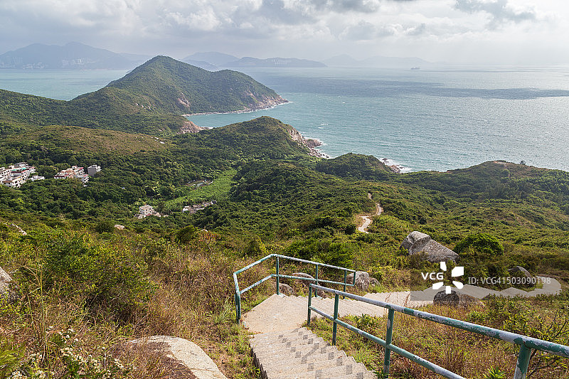 中国香港南丫岛的丘陵、海岸线和徒步小径风光图片素材