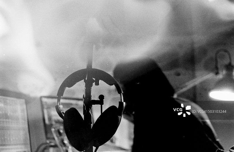 录音棚里的录音工程师图片素材