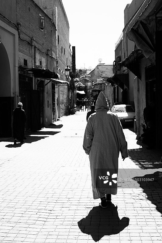 身穿吉拉巴长袍放松图片素材