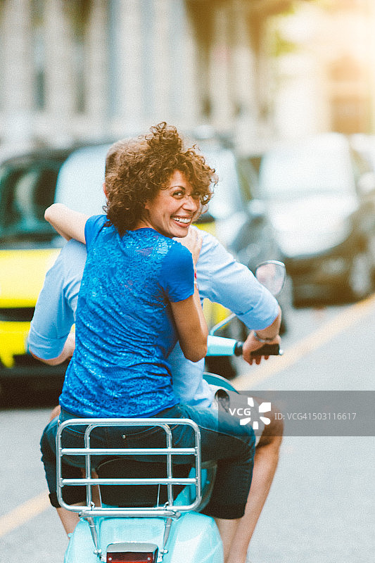 情侣骑着滑板车兜风图片素材