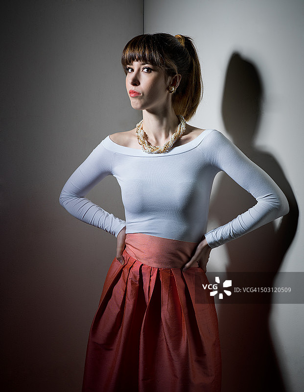 身穿粉色丝绸裙的模特图片素材