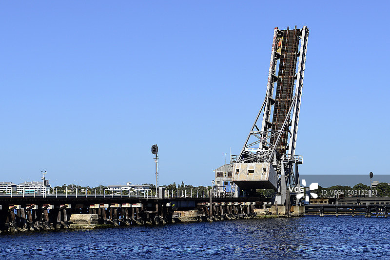 布雷登顿河畔步道的火车桥图片素材