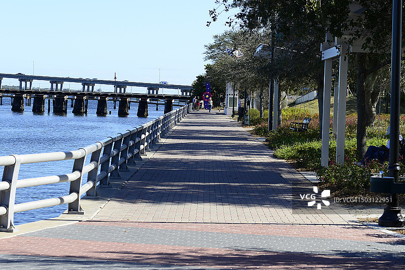 佛罗里达州布雷登顿的河边步道图片素材