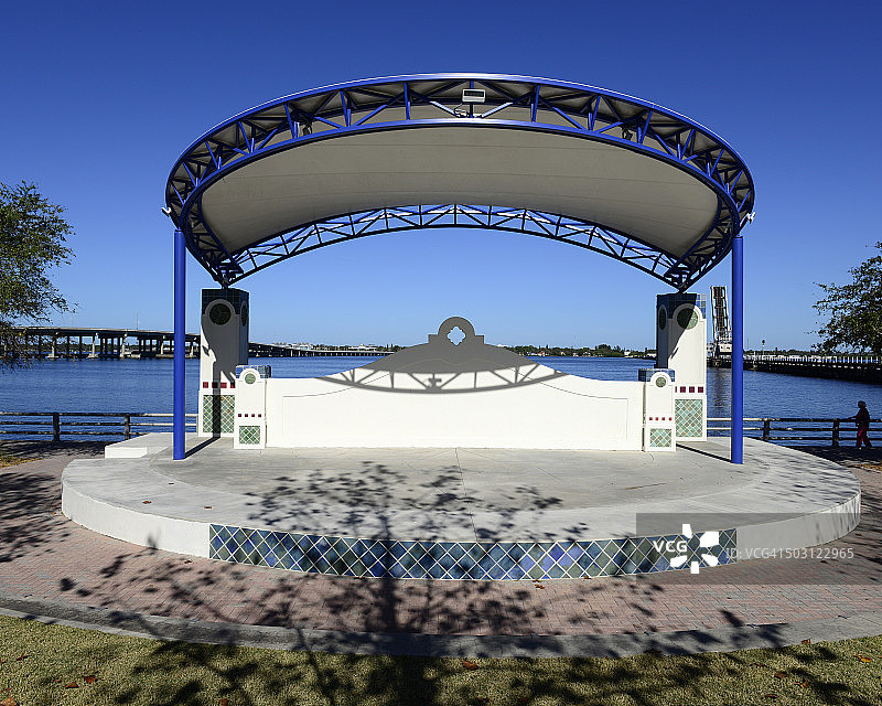 布雷登顿河畔步道的户外乐队演奏台图片素材