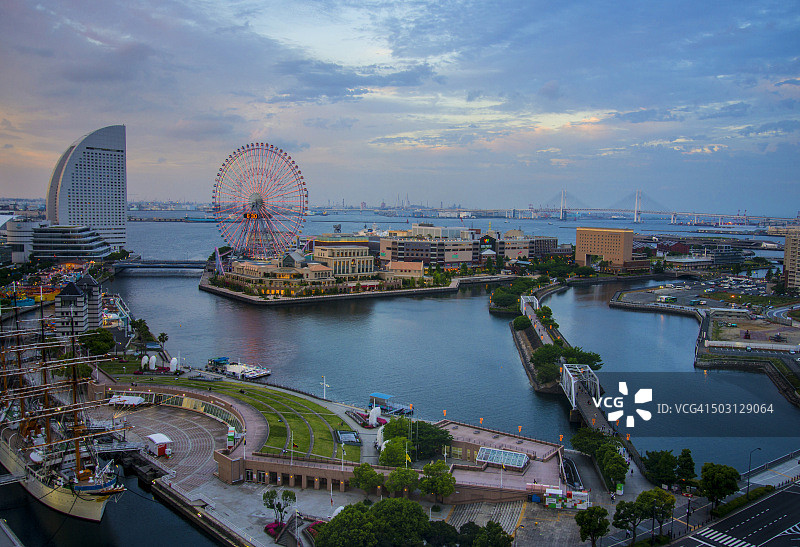 横滨市未来港海滨区夜景航拍图片素材
