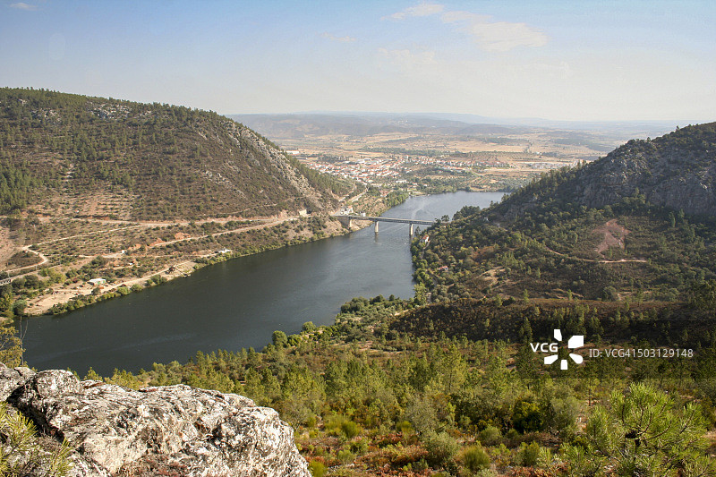 塔霍河和卡斯特洛·德·维德村图片素材