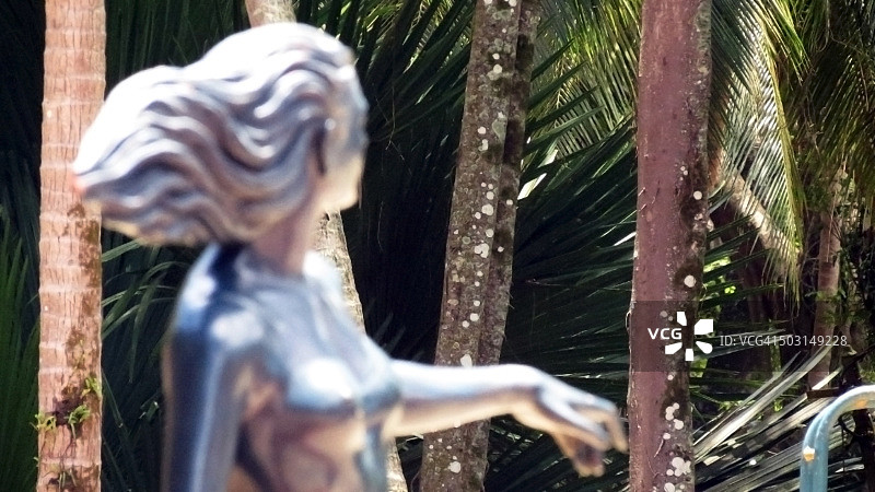 一个看向别处的女人雕像图片素材