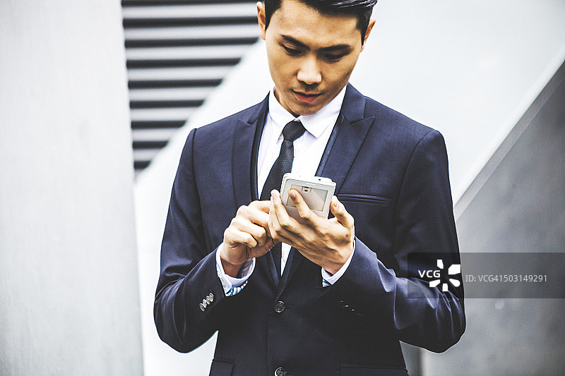 打电话的亚洲商人图片素材