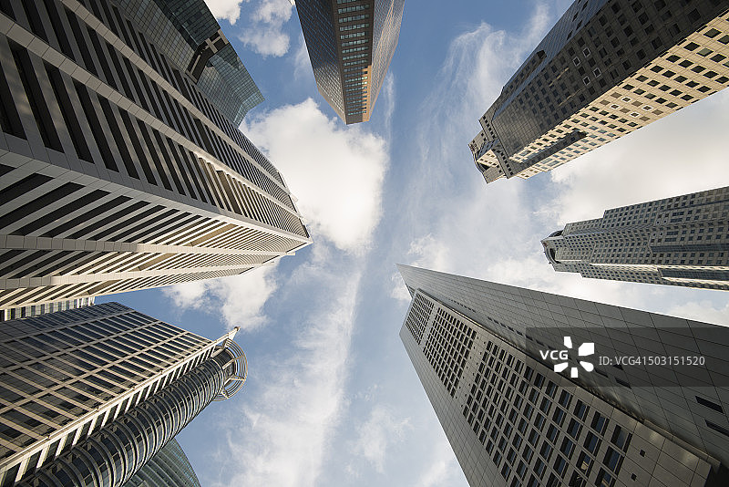仰视新加坡的现代办公摩天大楼图片素材