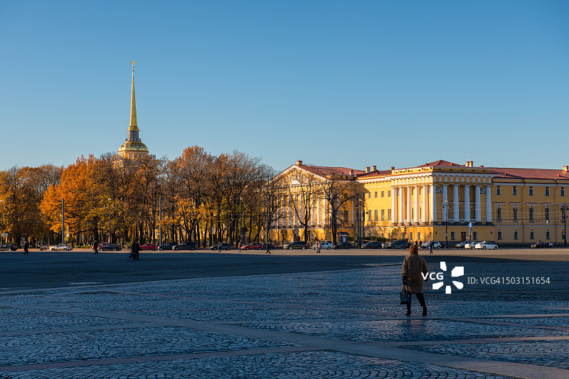 圣彼得堡的宫殿广场和海军部大楼图片素材