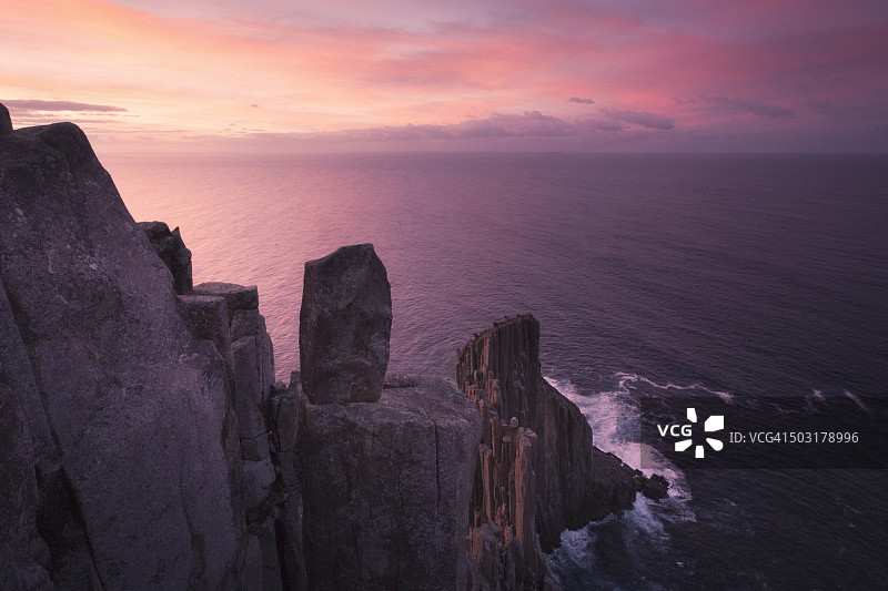 澳大利亚塔斯马尼亚国家公园拉乌尔角海崖上的日出图片素材
