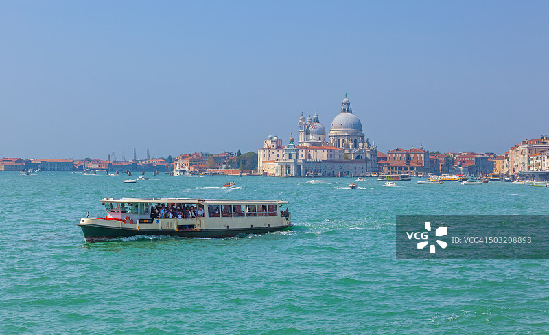 威尼斯泻湖上的水上巴士图片素材