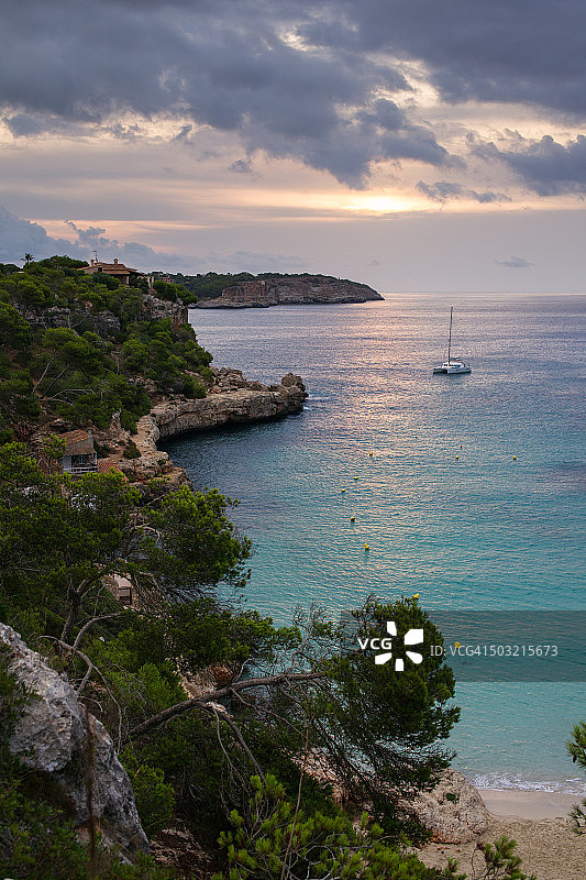 马略卡岛日出时分的帆船图片素材