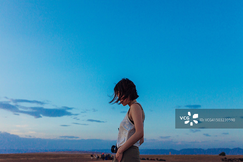 在沙漠中行走的年轻女孩图片素材