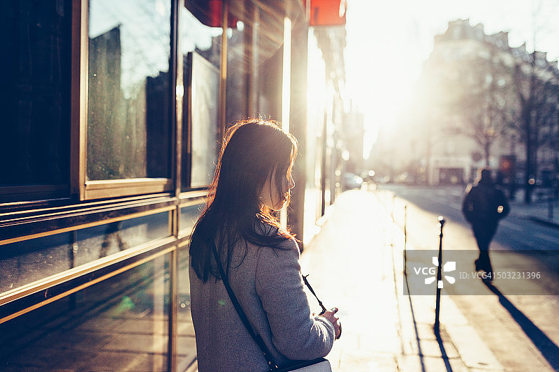 黎明时走在街上的亚洲女人图片素材
