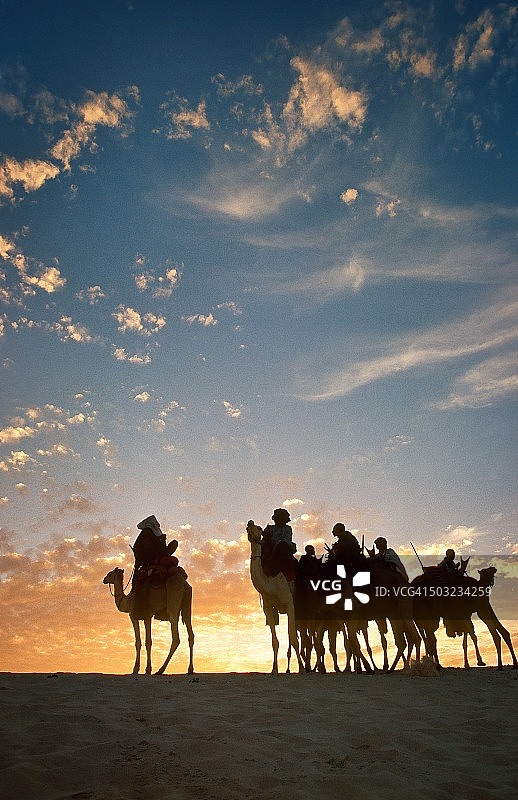 夕阳下的图阿雷格人沙漠节图片素材