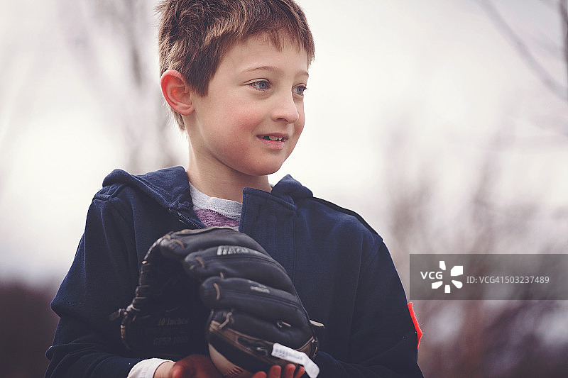 戴着棒球手套的男孩图片素材