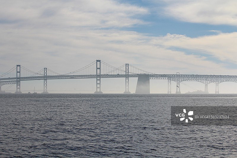 朦胧的切萨皮克湾大桥图片素材