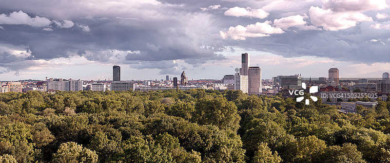 柏林公园与摩天大楼全景图片素材