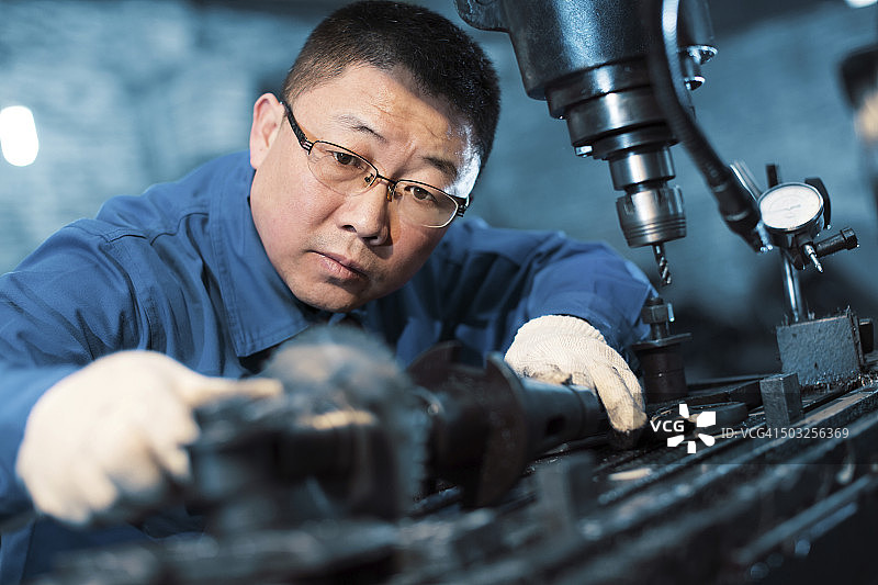 工厂工人使用电锯图片素材