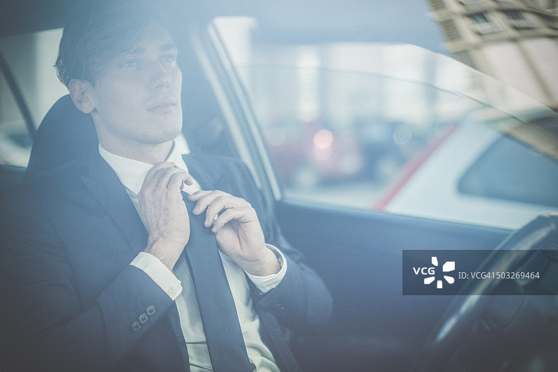 商务男士在车内准备就绪图片素材