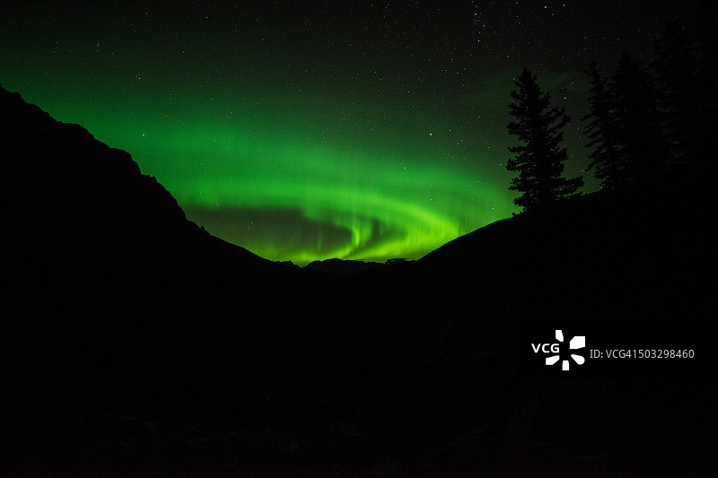班夫国家公园梦莲湖的北极光图片素材