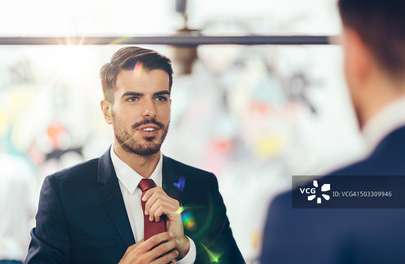 对着镜子穿衣服的商人图片素材