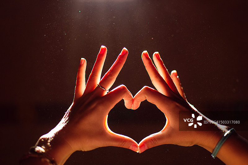 用手比心的女人图片素材