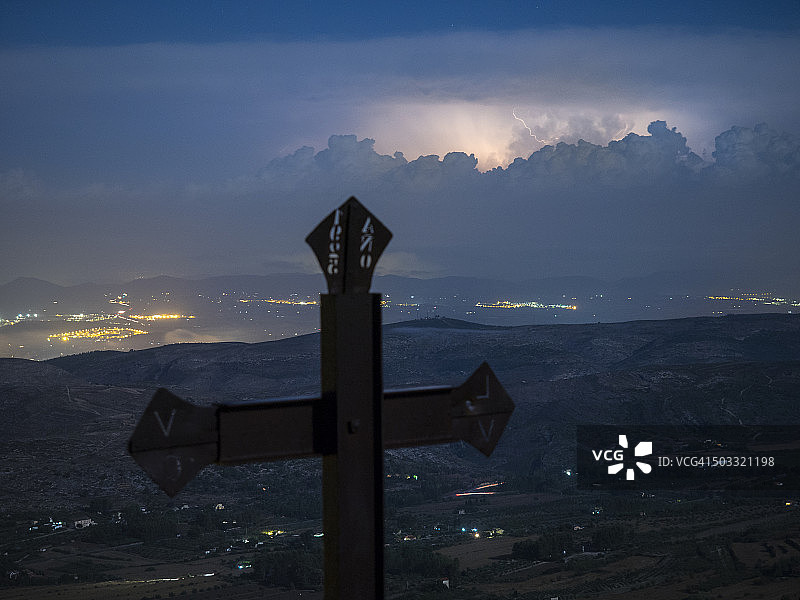从山顶上看到暴风雨和人群图片素材