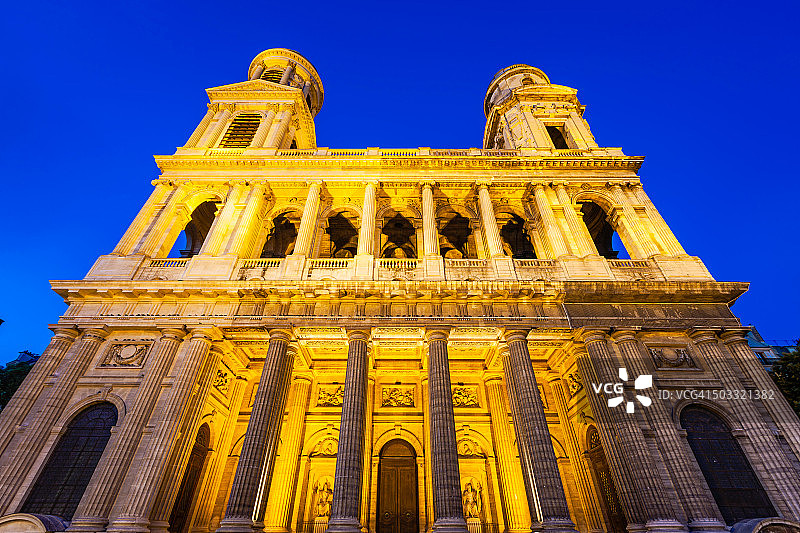 法国巴黎圣叙尔皮斯教堂蓝色时段的立面图片素材