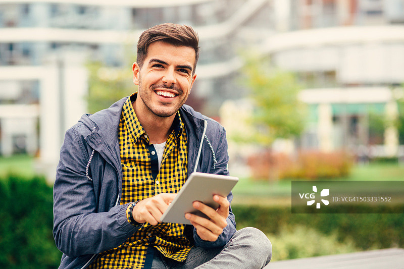 男人使用平板电脑图片素材