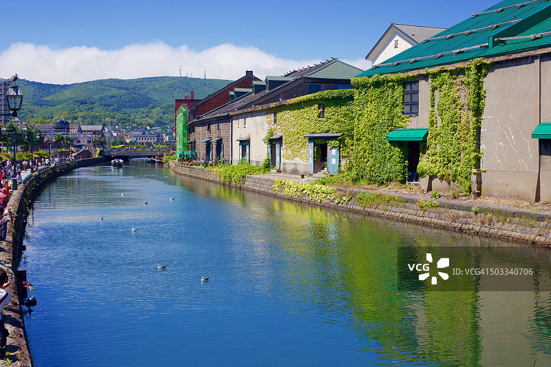 房屋在河流中的倒影图片素材