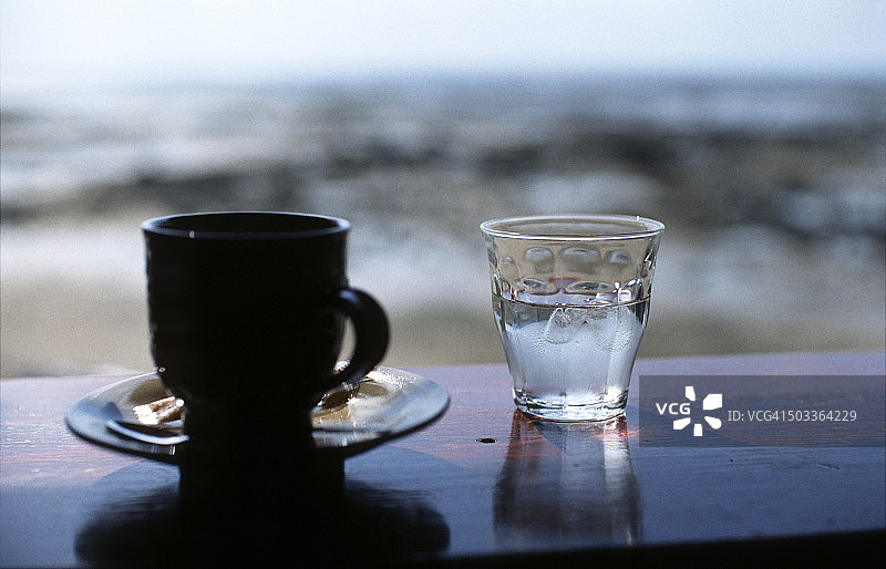 窗边的杯子和玻璃杯图片素材