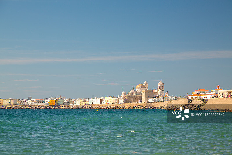 西班牙加的斯海岸线沿线的建筑物图片素材