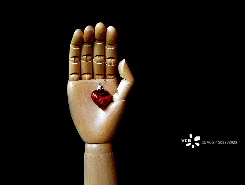 手中的心图片素材