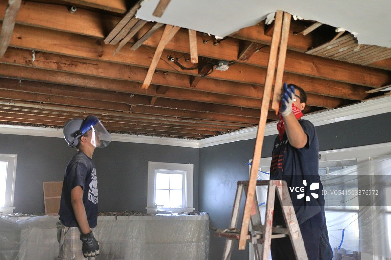 工人修复住宅天花板图片素材