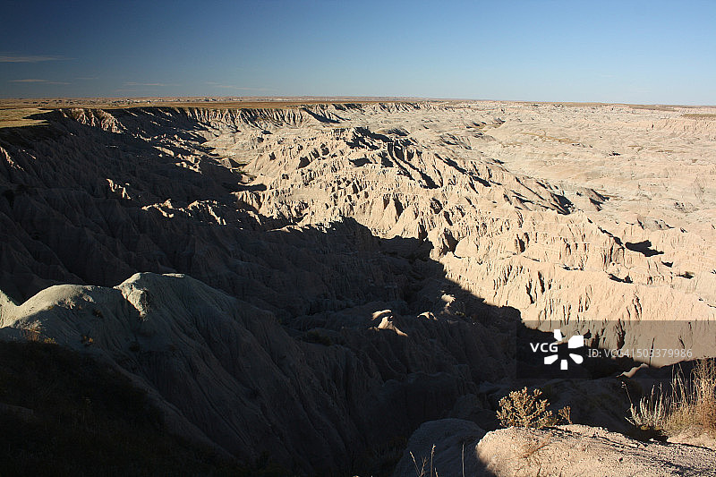 红色衬衫和桌子图片素材