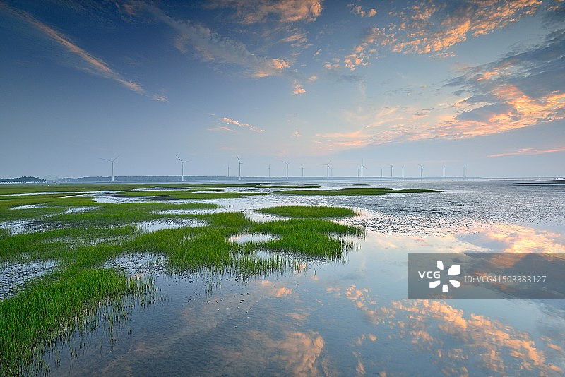 高美湿地的云彩倒影图片素材
