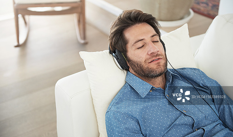 动听的音乐伴他入眠图片素材