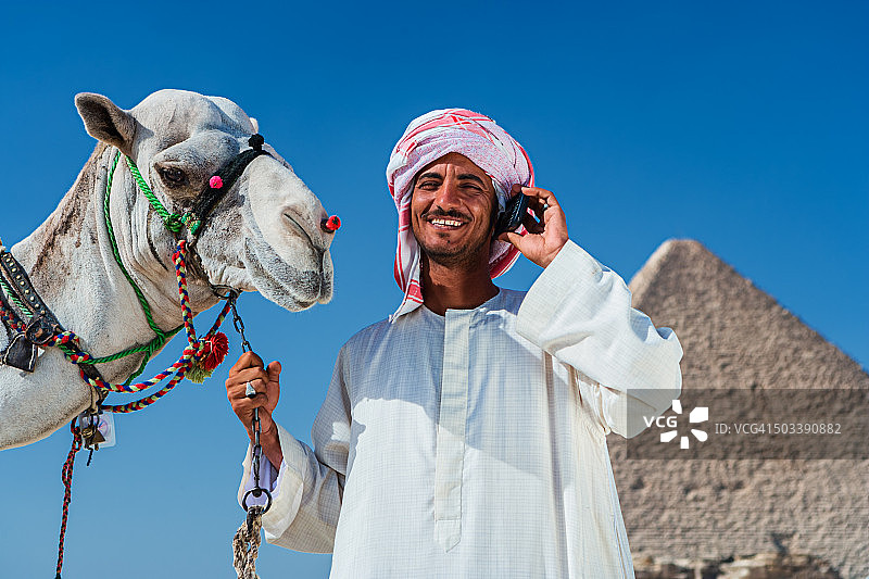 使用手机的贝都因人图片素材