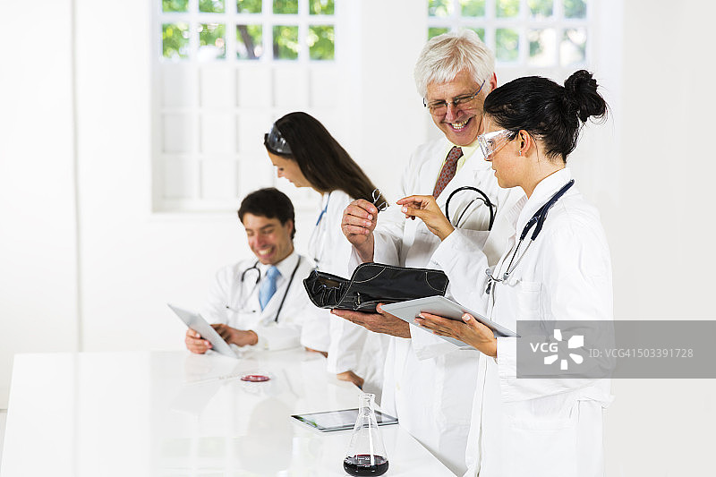 医生团队在实验室工作图片素材