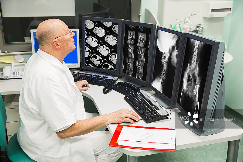 肿瘤研究所的资深放射科医生正在检查X光片图片素材