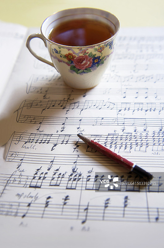 乐谱和茶杯图片素材
